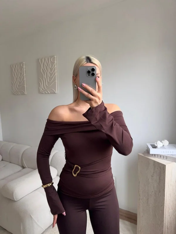 Omuz Dekolte Tokalı Bluz - KAHVE