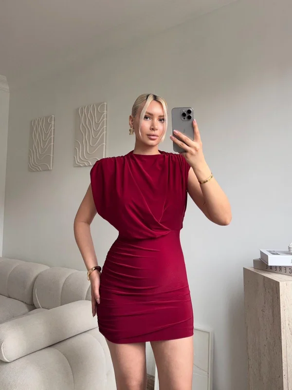 Omuz Vatkalı Drapeli Mini Elbise - BORDO