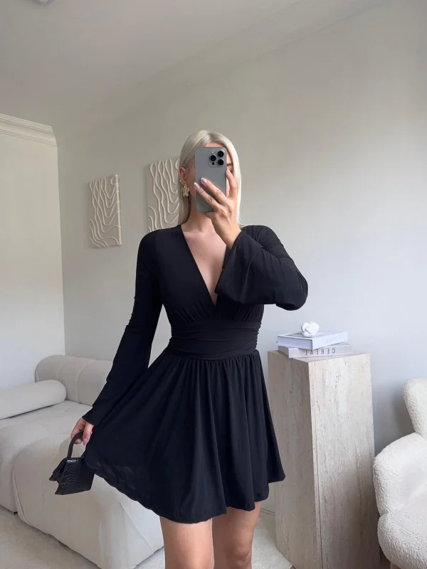 V Dekolte Şortlu Elbise - SİYAH