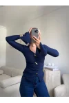 Kolları Volanlı Aksesuar Bluz - LACİVERT