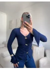 Kolları Volanlı Aksesuar Bluz - LACİVERT