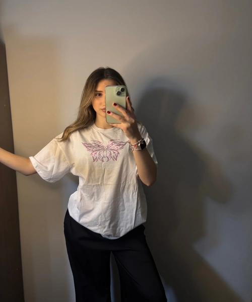 Beyaz Pembe Butterfly Taş Baskılı Kısa Kol T-shirt