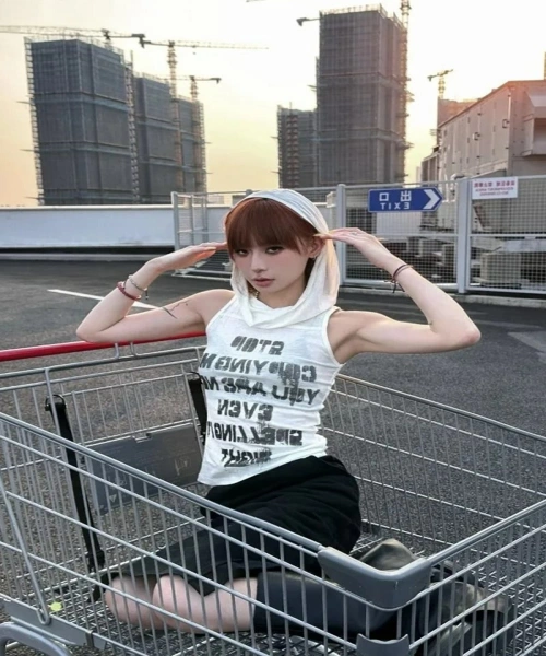 Beyaz Stop Street Y2K Kapüşonlu Kolsuz Crop