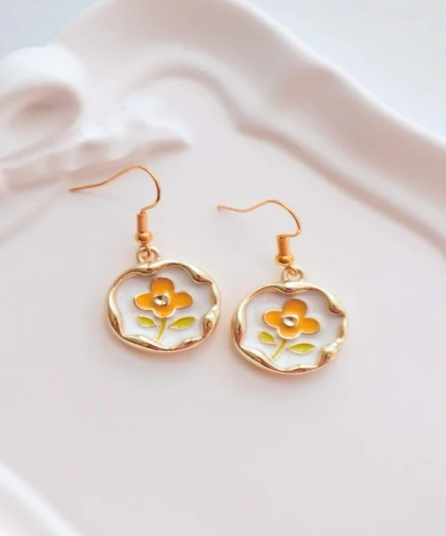 Gold Beyaz Mineli Manolya Çiçeği İthal Küpe