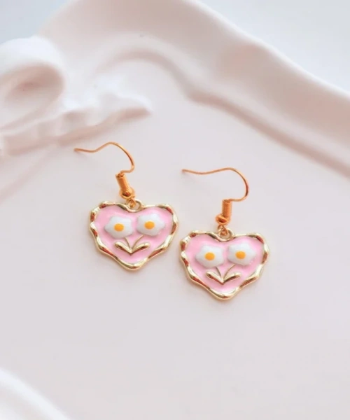 Gold Pembe Kalp Çiçek Desen İthal Küpe