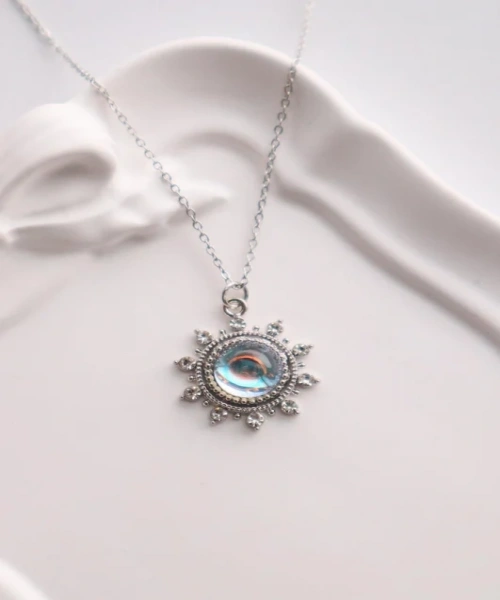 Gümüş Renk Zincirli Taş Detaylı Dünya İthal Kolye