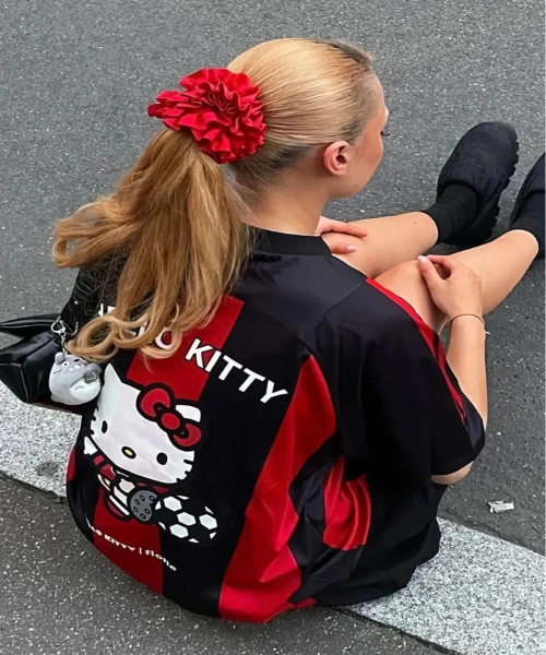 Kitty FORMA Dragon Jersey Beyaz V Yaka T-shirt Kırmızı Siyah Çubuklu Jersey Hello Kitty&Flotte