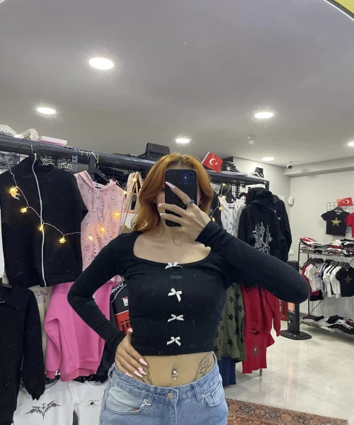 Kurdele detaylı siyah renk crop top