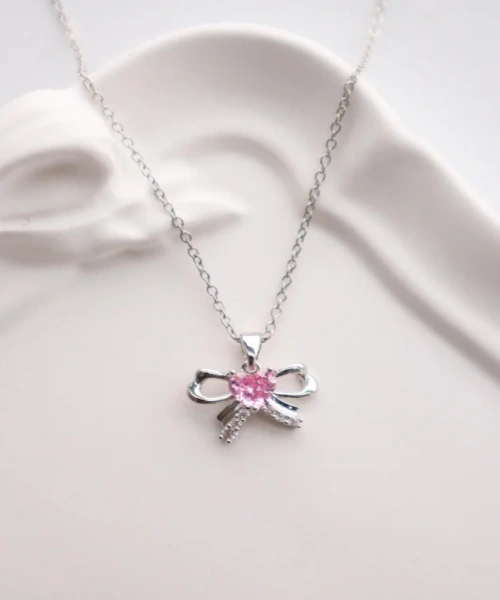 Paslanmaz Çelik Gümüş Renk Kristal Kalpli Fiyonk Kolye