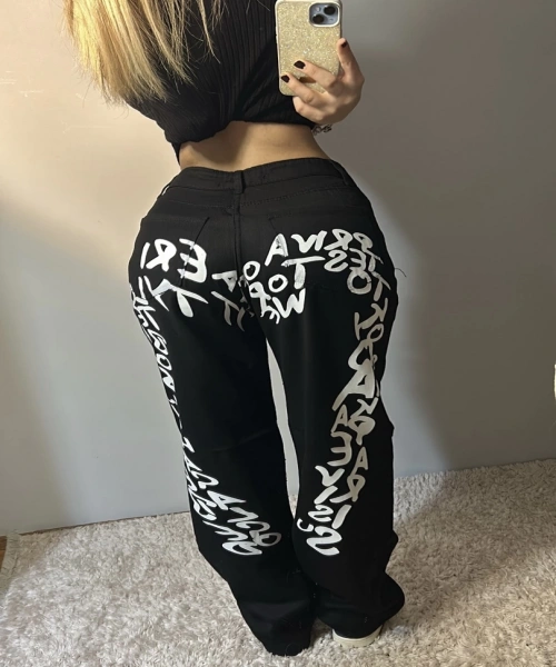 Siyah Arka Yazılı Kalp Detay Bol Paça Pantolon