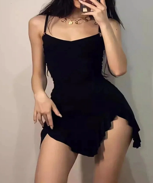 Siyah Asimetrik Yırtmaçlı Askılı Elbise