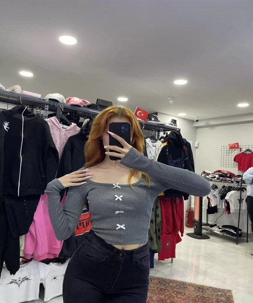 Uzun kollu fiyonk detaylı gri renk crop top