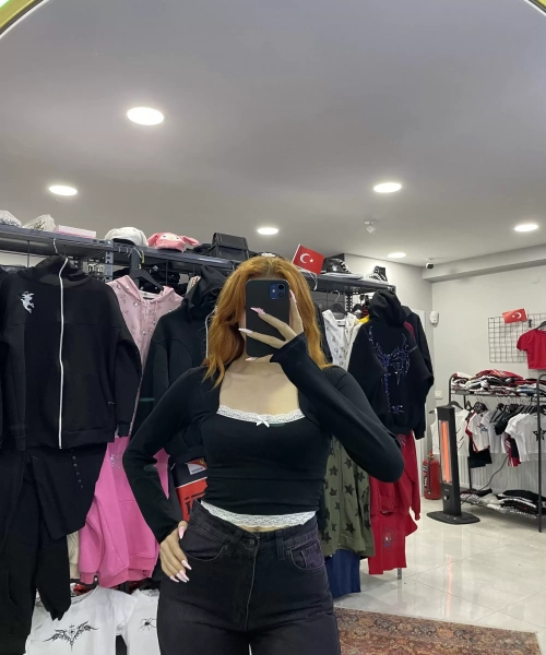 Uzun kollu fiyonk detaylı siyah crop top