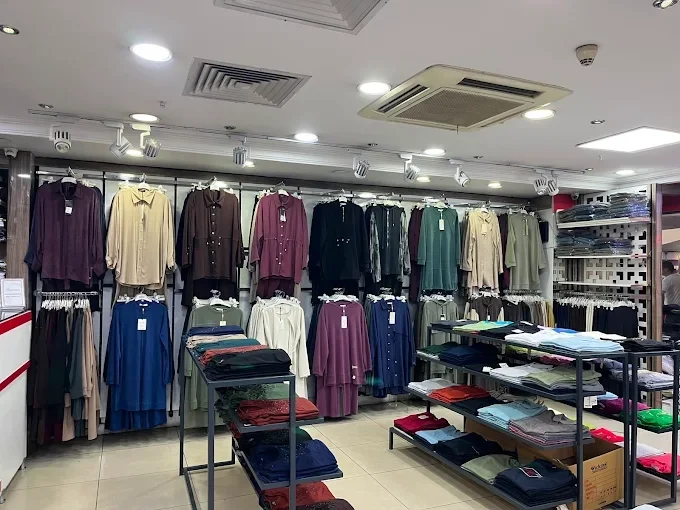 İdol Moda mağaza içi koleksiyon alanı
