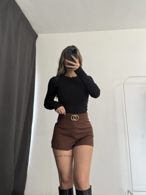 Cole Kemer Detay Şort - Kahve