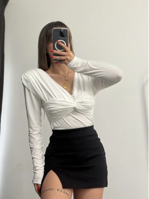 Malika Vatkalı Kruvaze Bluz - Beyaz