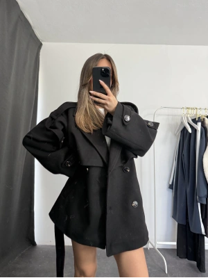 Mindy Kısa Kaban - Siyah