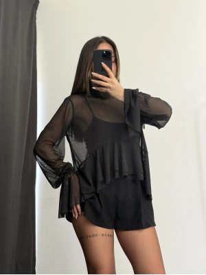 Volanlı Tül Bluz - Siyah