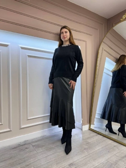 Yusuf Özdemir 25K1540 Siyah Etek Ucu Detaylı Deri Etek