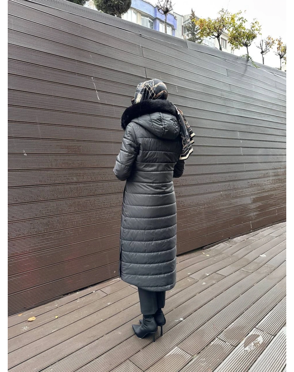 Trenç 5601 Siyah Kapüşonu Kürklü Midi Boy Şişme Kaban