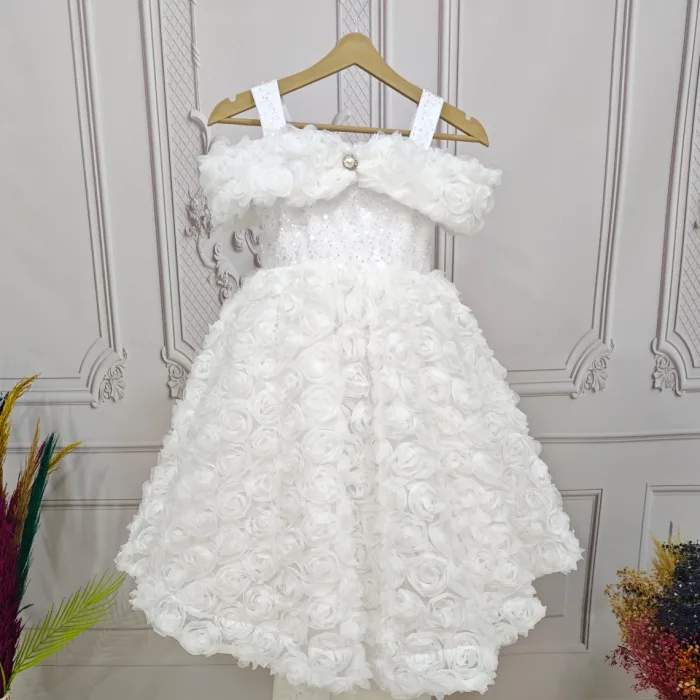 Beyaz Gül Desenli Madonna Yaka Askılı Kol Elbise Abiye