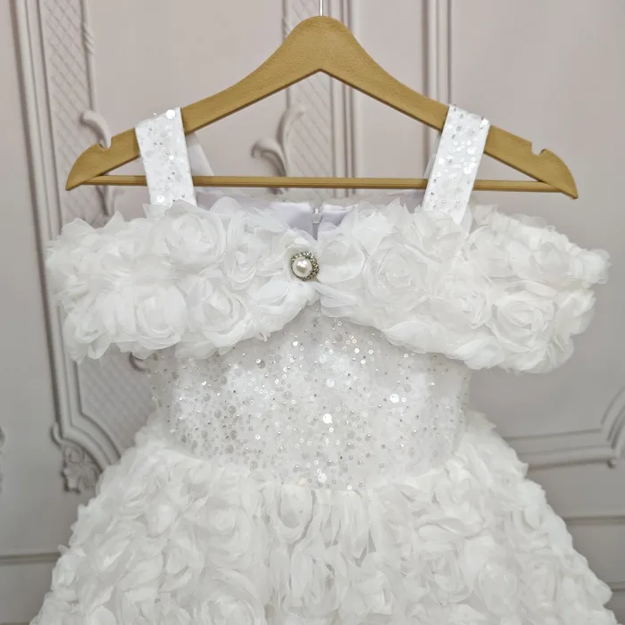 Beyaz Gül Desenli Madonna Yaka Askılı Kol Elbise Abiye