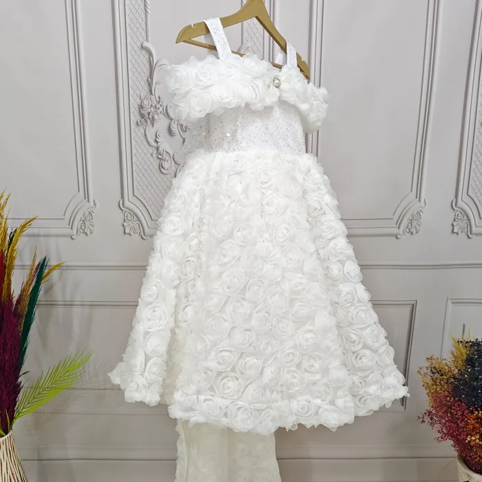 Beyaz Gül Desenli Madonna Yaka Askılı Kol Elbise Abiye