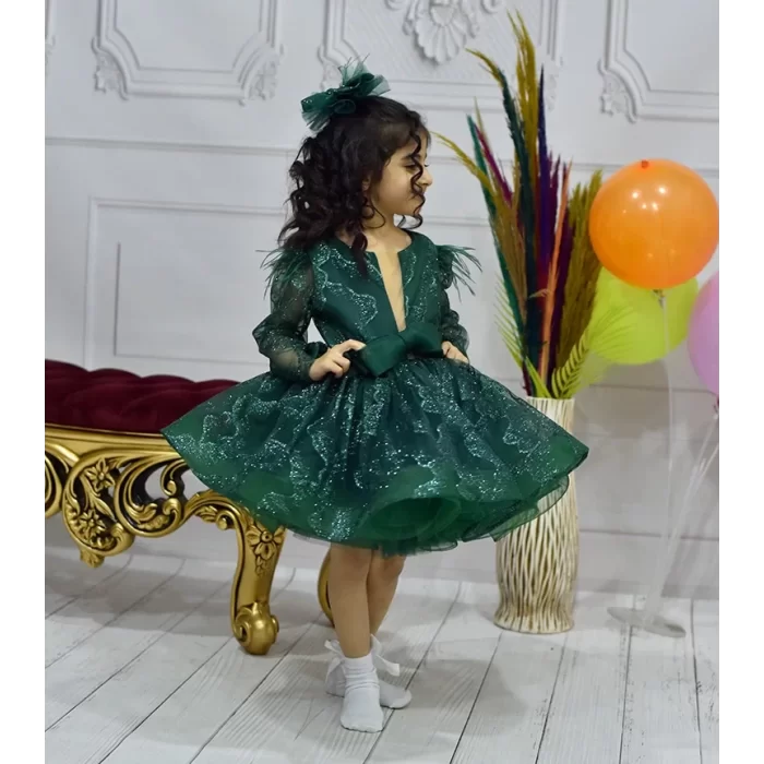 Kız Çocuk Zümrüt Yeşili Dalgalı Parıltılı Ön Dekolteli Uzun Kol Grenli Kabarık Abiye Elbise