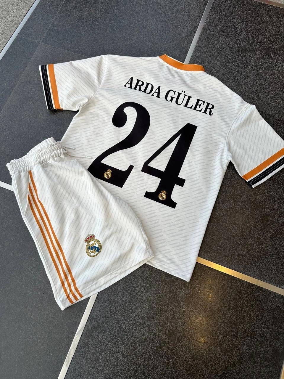 24 Unisex Şortlu Takım
