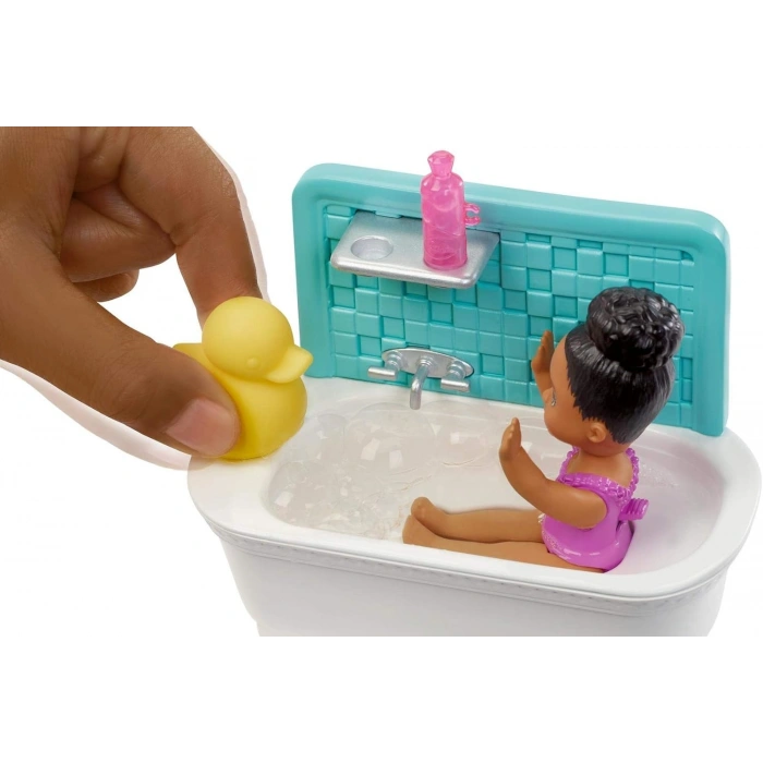 Barbie Bebek Bakıcısı Bebeği Minik Bebekler ve Banyo Aksesuarları Oyun Seti FXH06