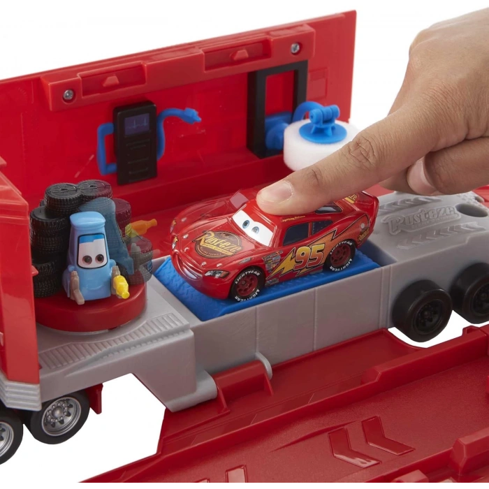 Disney Pixar Cars Dönüştürülebilir Mack Oyun Seti HDC75