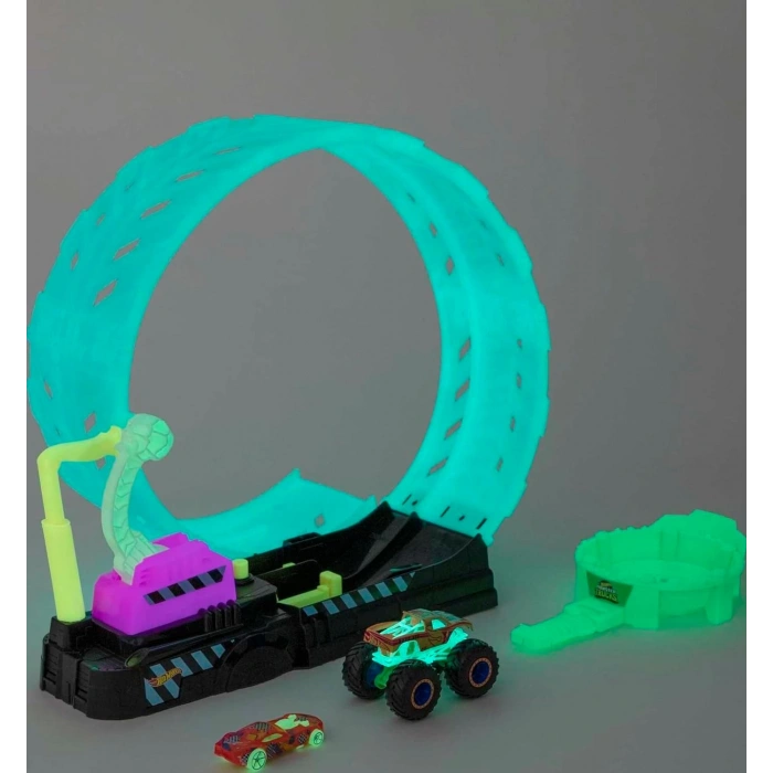 Hot Wheels Monster Trucks Karanlıkta Parlayan Çemberde Yarış Seti HBN02