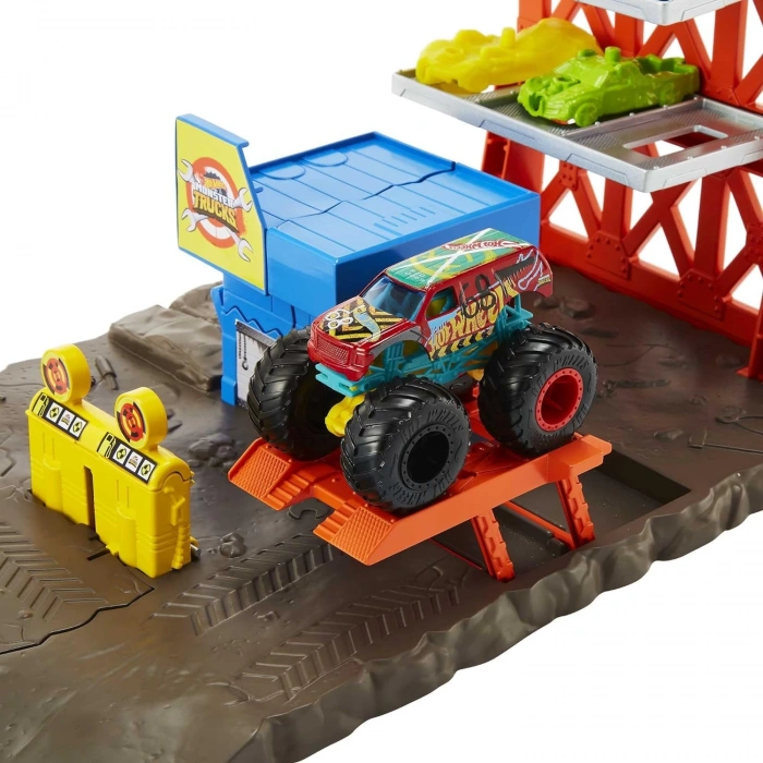 Hot Wheels Monster Trucks Patlama İstasyonu Oyun Seti ve 1 adet 1:64 ölçekli HW Demo Derby ile 3 adet parçalanabilen araba, fırlatıcı, efsane ezme ve çarpma eğlencesi, 4-8 yaş HFB12