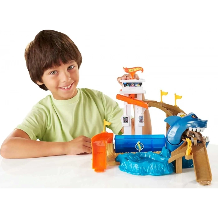 Hot Wheels Renk Değiştiren Araçlar Sharky Oyun Seti - Köpek Balığı Temalı, Havuz, Su Tankı ve 1 Adet Araba Dahil - BGK04