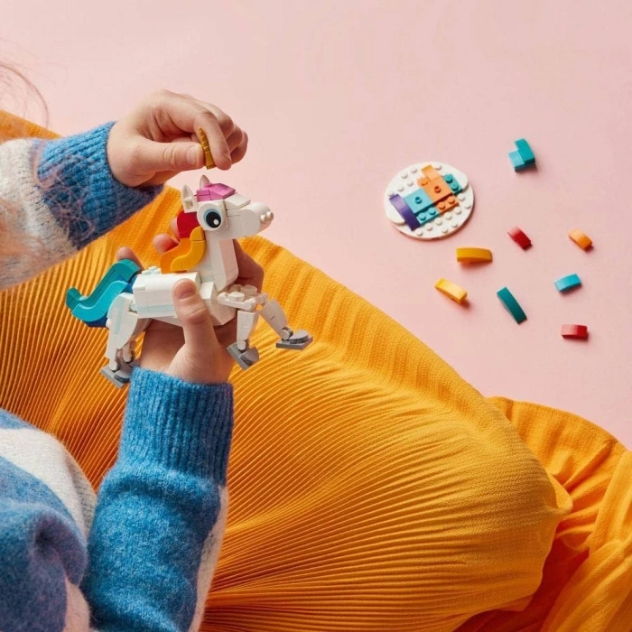 LEGO Creator Sihirli Tek Boynuzlu At 31140-7 Yaş ve Üzeri Çocuklar İçin Tek Boynuzlu At, Denizatı ve Tavus Kuşu İçeren Yaratıcı Oyuncak Yapım Seti (145 Parça)