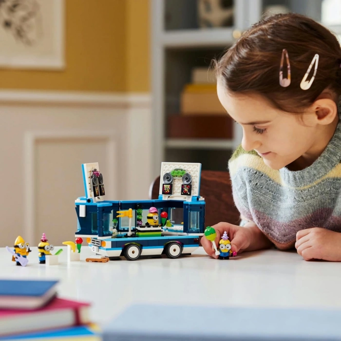 LEGO Despicable Me 4 Minyonların Müzikli Parti Otobüsü 75581 7 Yaş ve Üzeri Çocuklar İçin Yaratıcı Oyuncak Yapım Seti (379 Parça)