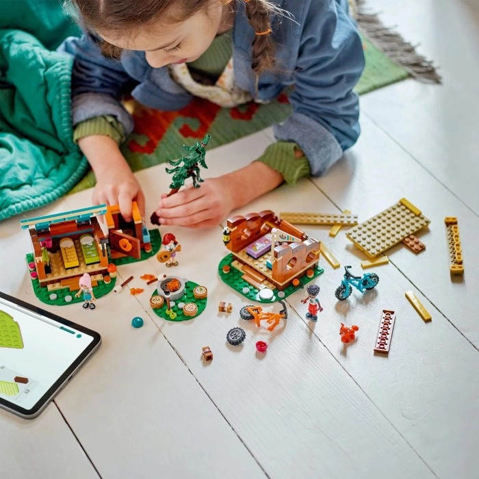 LEGO Friends Macera Kampı Şirin Kulübeler 42624-7 Yaş ve Üzeri Kız ve Erkek Çocuklar için 3 Mini Bebek ve 1 Tilki Figürü İçeren Doğa Rol Yapma Seti, Çocuklar için Doğum Günü Hediyesi (437 Parça)