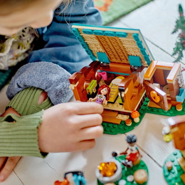 LEGO Friends Macera Kampı Şirin Kulübeler 42624-7 Yaş ve Üzeri Kız ve Erkek Çocuklar için 3 Mini Bebek ve 1 Tilki Figürü İçeren Doğa Rol Yapma Seti, Çocuklar için Doğum Günü Hediyesi (437 Parça)