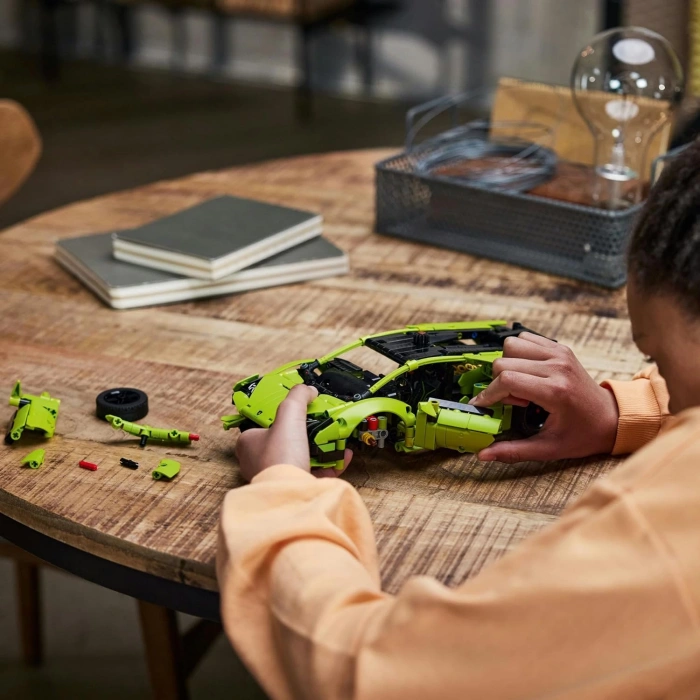 LEGO Technic Lamborghini Huracán Tecnica 42161 Oyuncak Yapım Seti (806 Parça)