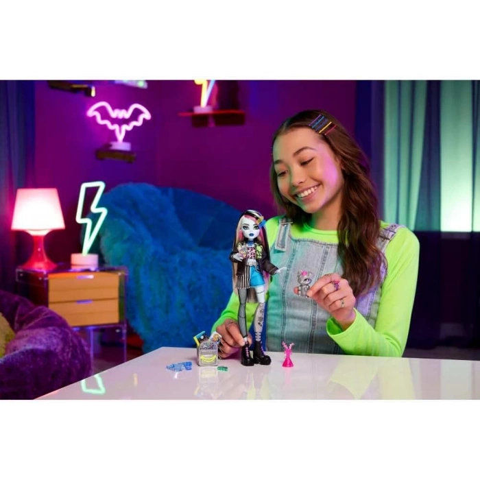 Monster High Acayip Havalı Arkadaşlar Frankie Stein HXH73