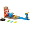 Hot Wheels Monster Trucks Patlama İstasyonu Oyun Seti ve 1 adet 1:64 ölçekli HW Demo Derby ile 3 adet parçalanabilen araba, fırlatıcı, efsane ezme ve çarpma eğlencesi, 4-8 yaş HFB12