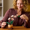 LEGO Botanicals Mini Orkide 10343 – Açık Renkli Terakota Saksı ve Ahşap Efektli Kaide İçeren Yetişkin Kadın ve Erkekler için Dekoratif Çiçek Yapım Seti, Ev ve Ofis Dekorasyonu Hediye Fikri (274 Parça)