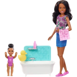 Barbie Bebek Bakıcısı Bebeği Minik Bebekler ve Banyo Aksesuarları Oyun Seti FXH06