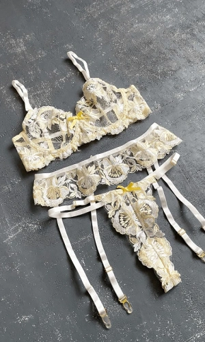 Rose Detailed Underwire Garter Set