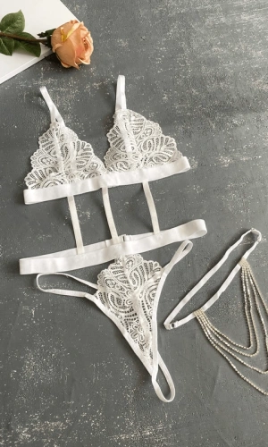 Bant Detaylı Bodysuit & Beyaz Taş Detaylı Ayarlı Bacak Aksesuarı Kombin