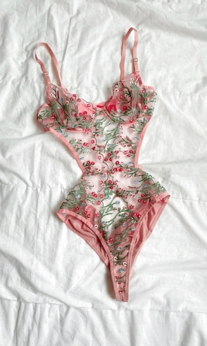 Çiçek İşlemeli Detaylı Bodysuit