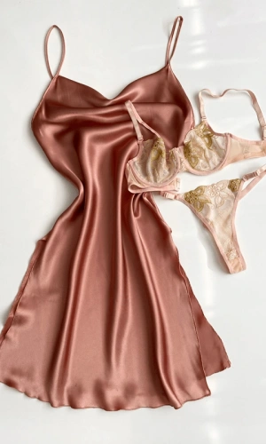 Degaje Yaka Gecelik & Balenli Dantelli Sütyen Takım Kombin