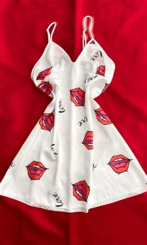 Dudak Baskılı Yumuşak Saten Gecelik