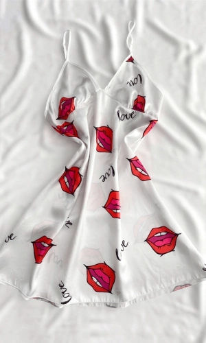 Dudak Baskılı Yumuşak Saten Gecelik