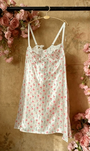 Göğüs Dantel Detaylı Saten Gecelik